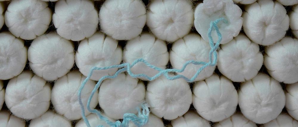 In Gefängnissen für Frauen stehen Menstruationsartikel auf den Toiletten zur Verfügung. In anderen Einrichtungen händigt sie das Personal auf Anfrage aus.