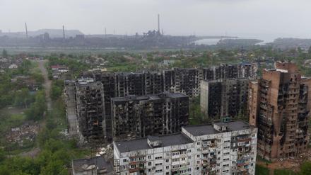Die ukrainische Stadt Mariupol mit dem Azovstal-Werk im Hintergrund.