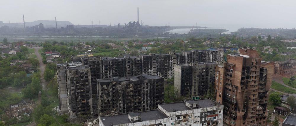 Die ukrainische Stadt Mariupol mit dem Azovstal-Werk im Hintergrund.