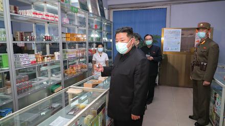 Diese von der staatlichen nordkoreanischen Nachrichtenagentur KCNA zur Verfügung gestellte Aufnahme zeigt Kim Jong Un, Machthaber von Nordkorea, beim Besuch einer Apotheke.