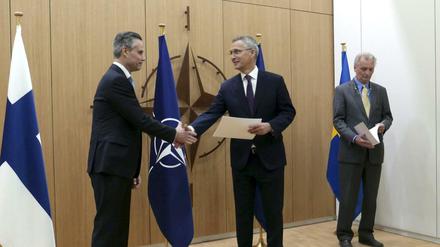 Finnlands Botschafter Klaus Korhonen (l), Schwedens Botschafter Axel Wernhoff (r) und Nato-Generalsekretär Jens Stoltenberg 