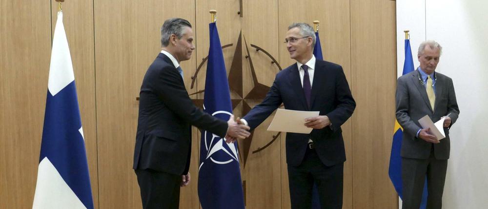 Finnlands Botschafter Klaus Korhonen (l), Schwedens Botschafter Axel Wernhoff (r) und Nato-Generalsekretär Jens Stoltenberg
