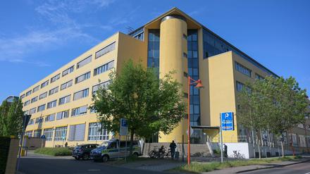 Das Gerichtsgebäude, in dem der Prozess des OLG stattfand. Im Justizzentrum Halle wurde unter verschärften Sicherheitsbestimmungen das Urteil gegen eine mutmaßliche IS-Kämpferin gesprochen. 