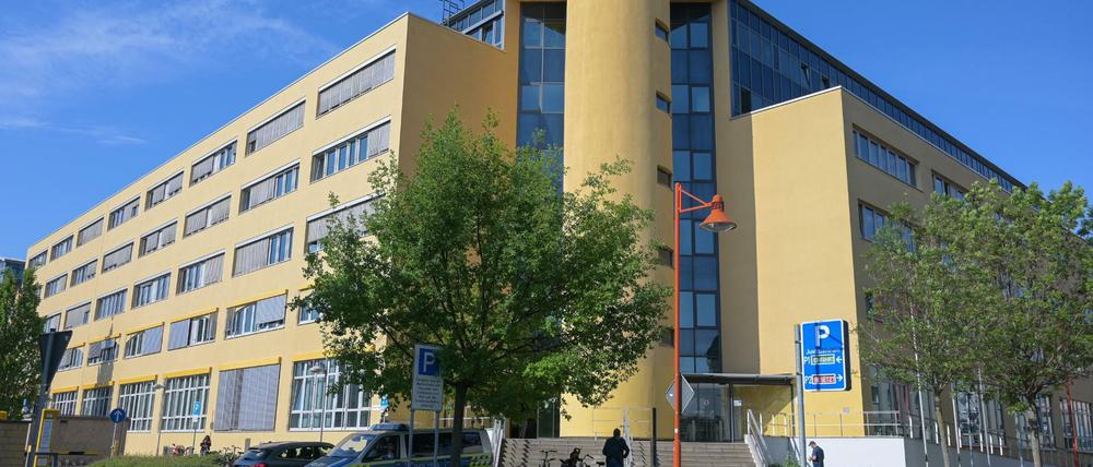 Das Gerichtsgebäude, in dem der Prozess des OLG stattfand. Im Justizzentrum Halle wurde unter verschärften Sicherheitsbestimmungen das Urteil gegen eine mutmaßliche IS-Kämpferin gesprochen. 