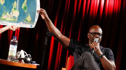 Bei seiner Lesung zeigt Thuram eine Weltkarte, die nicht eurozentristisch ist.