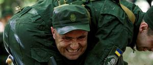 Ukrainische Soldaten bei einer Übung.