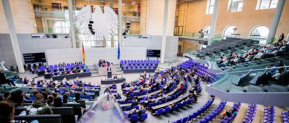 Mit 736 Mandaten ist der Bundestag derzeit so groß wie nie zuvor.