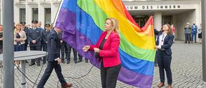 Bundesinnenministerin Nancy Faeser beim Hissen der Regenbogenflagge vor ihrem Amtssitz.