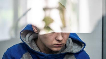 Der russische Soldat Wadim Sch. sitzt während einer Gerichtsanhörung in Kiew.