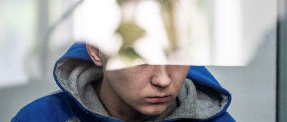 Der russische Soldat Wadim Sch. sitzt während einer Gerichtsanhörung in Kiew.