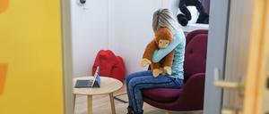 Kinder und Jugendliche, die Gewalt erfahren haben, müssen bei Gerichtsverfahren besonders sensibel behandelt werden. Foto: dpa