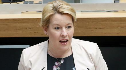 Berlins Regierende Bürgermeisterin Franziska Giffey (SPD) während der Plenarsitzung im Berliner Abgeordnetenhaus zum Thema „Berlin: Einwanderungs- und Zufluchtshauptstadt mit Herz“. Foto: Wolfgang Kumm/dpa