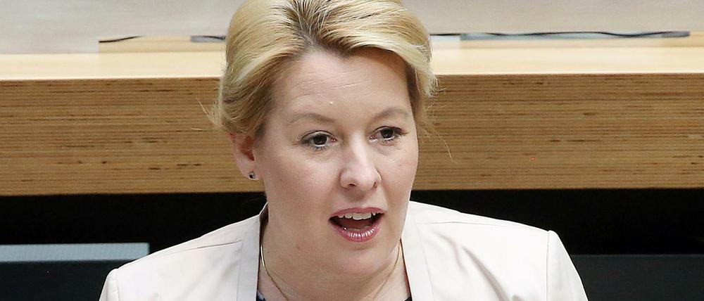 Berlins Regierende Bürgermeisterin Franziska Giffey (SPD) während der Plenarsitzung im Berliner Abgeordnetenhaus zum Thema „Berlin: Einwanderungs- und Zufluchtshauptstadt mit Herz“. Foto: Wolfgang Kumm/dpa