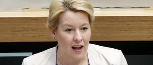 Berlins Regierende Bürgermeisterin Franziska Giffey (SPD) während der Plenarsitzung im Berliner Abgeordnetenhaus zum Thema „Berlin: Einwanderungs- und Zufluchtshauptstadt mit Herz“. Foto: Wolfgang Kumm/dpa