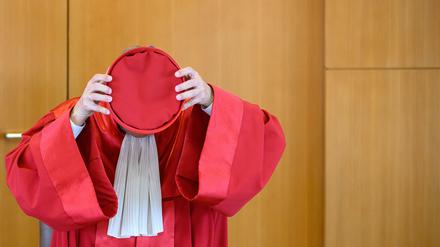 Hüter der Verfassung: Auch ein Urteil des Bundesverfassungsgerichts - hier Ex-Gerichtspräsident Andreas Vosskuhle - vom letzten Jahr halten die Bürgerrechtsinitiativen des Grundrechtereports für problematisch.