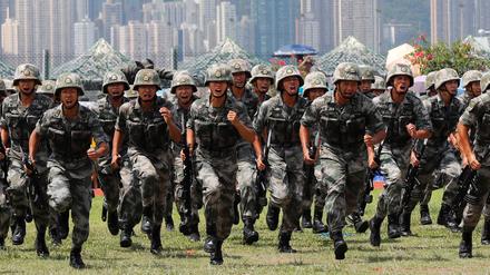 Soldaten der chinesischen Volksbefreiungsarmee sind bei einer Übung auf einer Station in Hong Kong zu sehen.