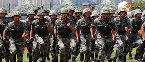 Soldaten der chinesischen Volksbefreiungsarmee sind bei einer Übung auf einer Station in Hong Kong zu sehen.