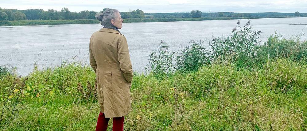 An der Oder. Bettina Wegner heute am Rande eines ihrer seltenen Konzerte.