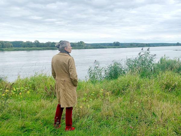 An der Oder. Bettina Wegner heute am Rande eines ihrer seltenen Konzerte.