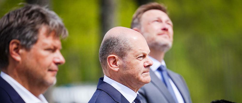 Vorerst schöpfen sie aus dem Vollen: Wirtschaftsminister Robert Habeck, Bundeskanzler Olaf Scholz (SPD), Finanzminister Christian Lindner (FDP).