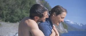 Matthieu (Gaspard Ulliel, links) und seine schwer kranke Frau Hélène (Vicky Krieps) in „Mehr denn je“.