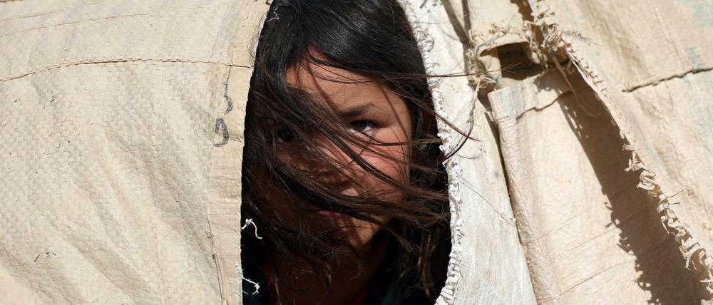 Wo ist Heimat, wenn man sich auf der Flucht befindet? Ein afghanisches Mädchen, das aufgrund von von Kämpfen zwischen den Taliban und afghanischen Sicherheitskräften den Norden ihres Landes verlassen hat.