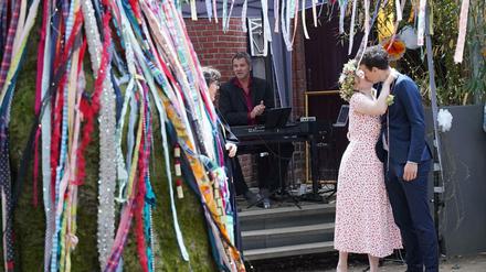 Beim Pop-up-Hochzeitsfestival konnten Paare spontan und kostenfrei heiraten.