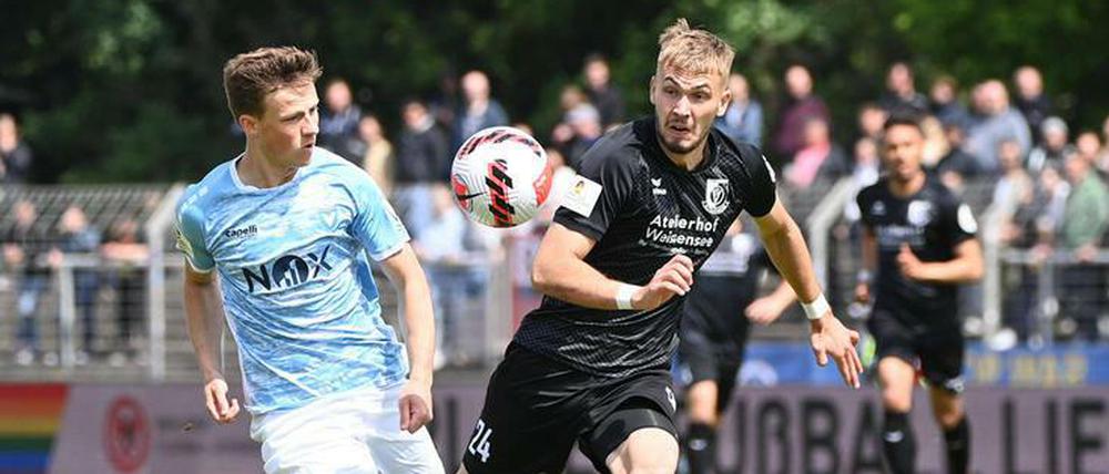 Viktorias Moritz Seiffert (links) durfte am Ende jubeln, sein Team schaffte gegen Johannes Manske und Altglienicke noch die große Wende im Berliner Pokalfinale.