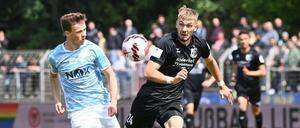Viktorias Moritz Seiffert (links) durfte am Ende jubeln, sein Team schaffte gegen Johannes Manske und Altglienicke noch die große Wende im Berliner Pokalfinale.