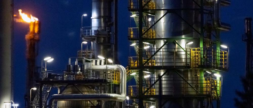 Die Brandenburger Linksfraktion sieht die Region um Schwedt angesichts des geplanten Ölembargos der EU gegen Russland in Gefahr.