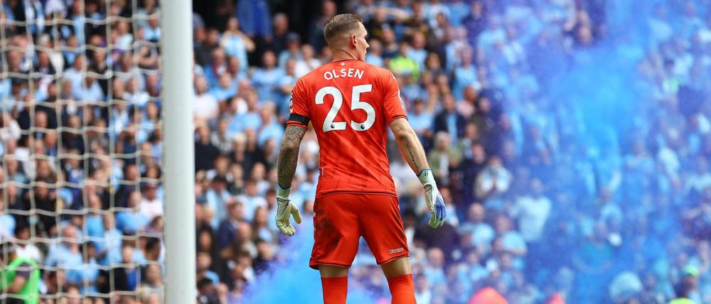 Aston-Villa-Torwart Robin Olsen wurde nach Abpfiff von Manchester-City-Fans attackiert.