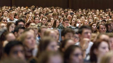 Fast drei Millionen Menschen studieren mittlerweile an deutschen Hochschulen.