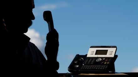 Mit Telefonanrufen in Russland möchten Aktivisten gegen den Krieg kämpfen. (Symbolbild)