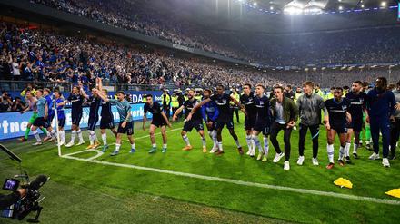 Geschafft! Herthas Spieler feiern mit den Berliner Fans im Volksparkstadion.