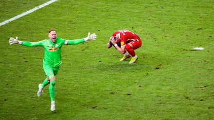 Leipzigs Torhüter Péter Gulásci jubelt, nachdem Freiburgs Ermedin Demirovic seinen Elfmeter verschossen hatte.