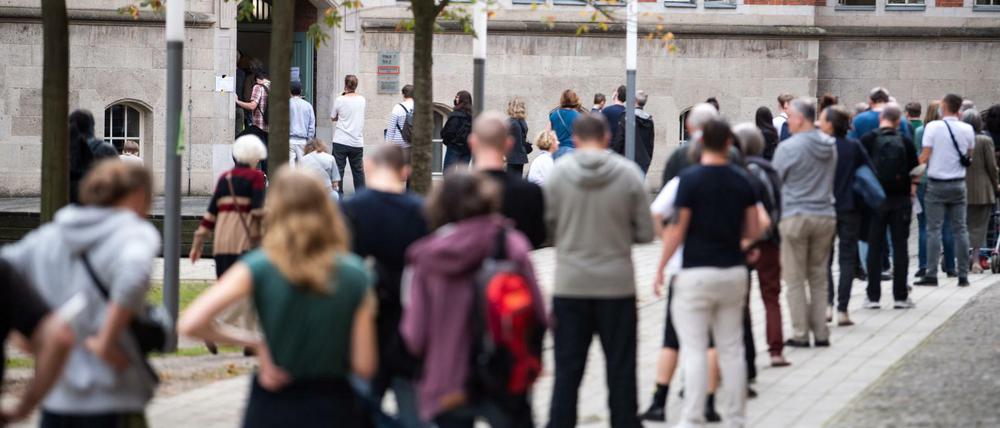 Lange Schlangen vor Wahllokalen sollen nach Meinung der Berliner CDU künftig vermieden werden.