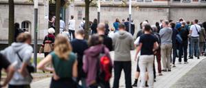 Lange Schlangen vor Wahllokalen sollen nach Meinung der Berliner CDU künftig vermieden werden.