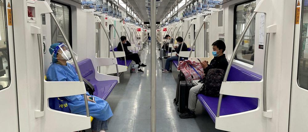 Wenige Fahrgäste nutzen am Sonntag diese U-Bahnlinie in Shanghai.