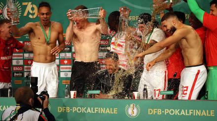 Den Trainer nass gemacht. Domenico Tedesco wollte danach übrigens erst mal duschen gehen.