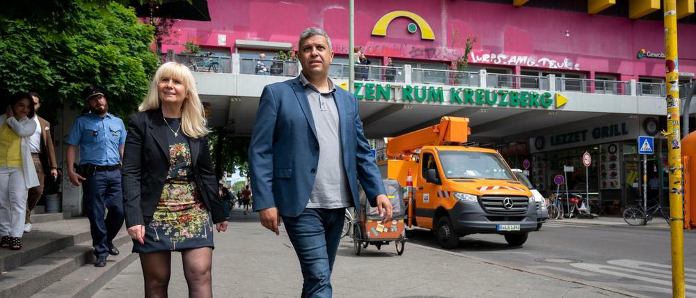Berlins Innensenatorin Iris Spranger (SPD, l) und Raed Saleh (SPD), Fraktionsvorsitzender, machten sich am Montag ein Bild der Lage am Kottbusser Tor.