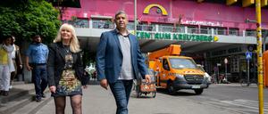 Berlins Innensenatorin Iris Spranger (SPD, l) und Raed Saleh (SPD), Fraktionsvorsitzender, machten sich am Montag ein Bild der Lage am Kottbusser Tor.