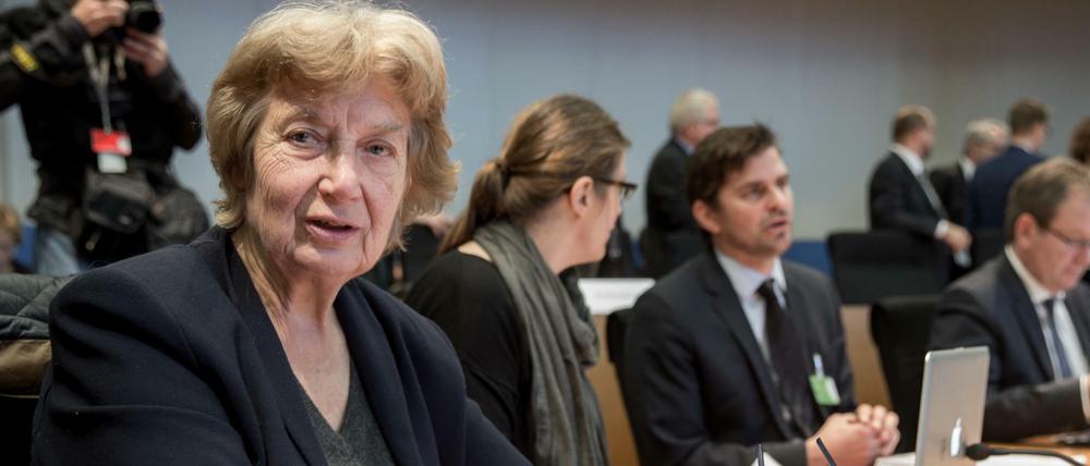 Barbara John, Ombudsfrau der Bundesregierung für die Familien der NSU-Opfer 2015 in Berlin bei der ersten öffentlichen Sitzung des neuen NSU-Untersuchungsausschusses des Bundestags.