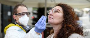 Schnelltests können eine Infektion nur messen, wenn zum Testzeitpunkt eine hohe Viruslast bei der betreffenden Person besteht, das gelte auch für die Omikron-Variante.