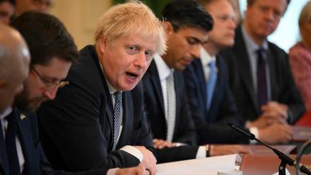 Der britische Premier Boris Johnson spricht bei einem Meeting in der Downing Street. 