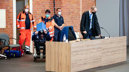 Vor Gericht: Der Angeklagte kommt zur Fortsetzung des Prozess des Landgericht Neuruppin. Der inzwischen 101-jährige ehemaligen KZ-Wachmann soll laut Anklage zwischen 1942 und 1945 im Konzentrationslager Sachsenhausen nahe Berlin wissentlich und willentlich Hilfe zur Ermordung von Lagerinsassen in 3518 Fällen geleistet haben. 