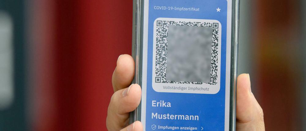 Viele Deutsche benutzen die CovPass- oder die Corona-Warn-App, um ihren Impfstatus nachzuweisen. 