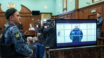 Alexej Nawalny ist bei der Gerichtsanhörung in Moskau per Videoschaltung anwesend. 