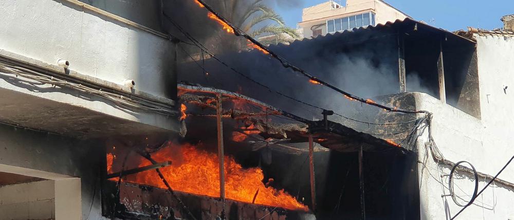 Die Gaststätte „Why Not“ in der Nähe des Ballermanns steht in Flammen.