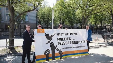 In Sichtweite. Mitglieder des Deutschen Journalisten-Verbandes demonstrieren zum Tag der Pressefreiheit vor der russischen Botschaft Unter den Linden. 