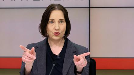 Brandenburgs Datenschutzbeauftragte Dagmar Hartge präsentiert den Trend zur Akteneinsicht.